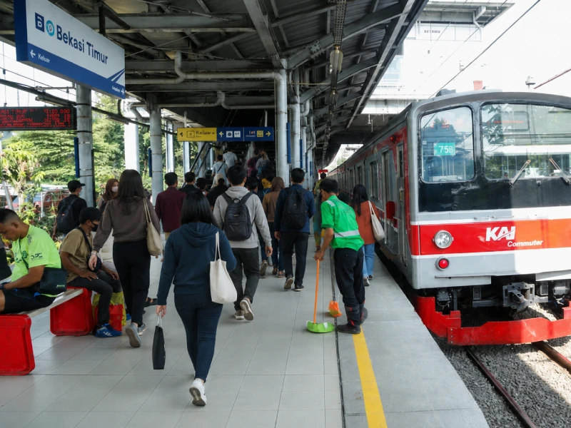 Suasana commuter KRL di stasiun Bekasi pada jam sibuk pagi hari
