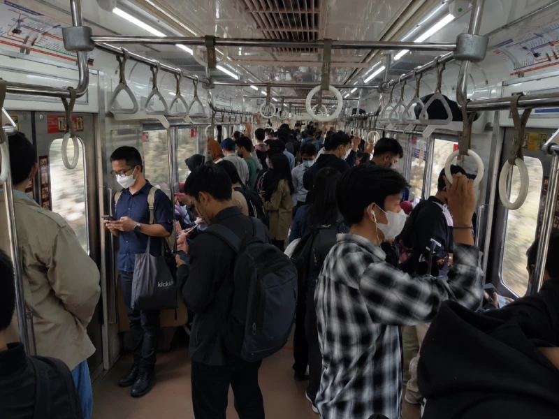 Penumpang commuter KRL Bekasi Jakarta di dalam kereta pada jam sibuk pagi hari